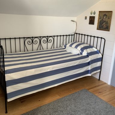 Smaller (80cm wide) 2nd bed in the larger bedroom.